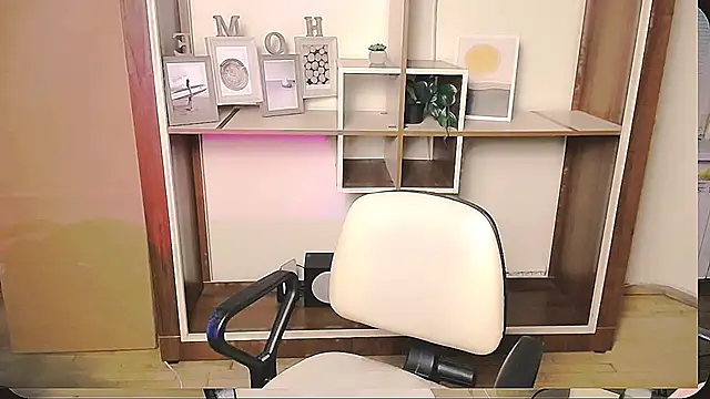  AngeliaFlow  online show from May 8, 8:29 am