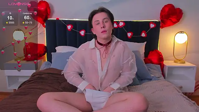 Snapshot of AdrianoAubert chatting on February 12, 10:37 am AdrianoAubert online show from February 12, 10:37 am