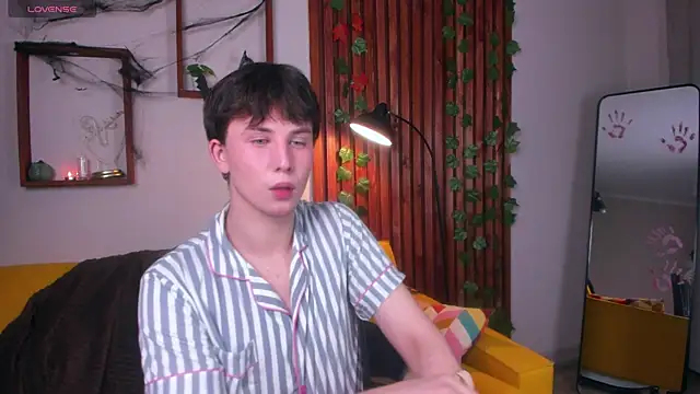 Snapshot of AdrianoAubert chatting on October 31, 3:25 am AdrianoAubert online show from October 31, 3:25 am