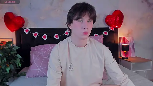 Snapshot of AdrianoAubert chatting on February 13, 10:04 am AdrianoAubert online show from February 13, 10:04 am