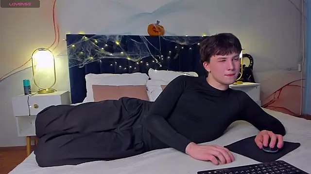 Snapshot of AdrianoAubert chatting on October 30, 5:17 am AdrianoAubert online show from October 30, 5:17 am