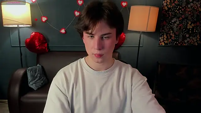 Snapshot of AdrianoAubert chatting on February 17, 5:05 am AdrianoAubert online show from February 17, 5:05 am