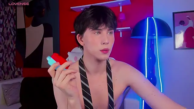 Snapshot of AdrianoAubert chatting on December 4, 10:25 am AdrianoAubert online show from December 4, 10:25 am