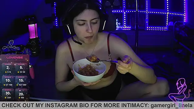 Snapshot of Gamergirl-Linela chatting on December 22, 10:54 pm Gamergirl-Linela online show from December 22, 10:54 pm