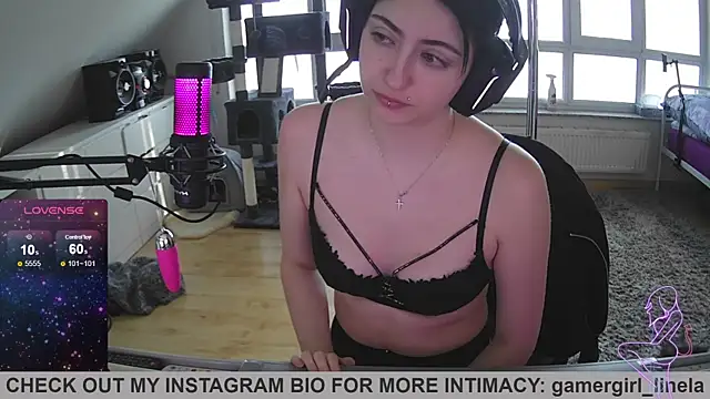 Snapshot of Gamergirl-Linela chatting on October 7, 3:24 pm Gamergirl-Linela online show from October 7, 3:24 pm
