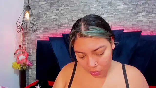 Sophia Brunett online show from April 15, 11:59 am