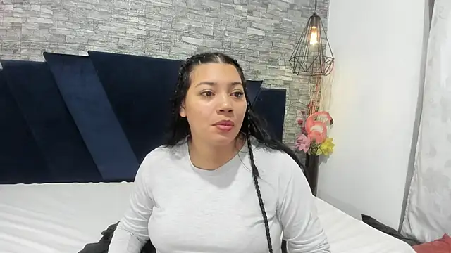 Sophia Brunett online show from December 22, 12:05 pm