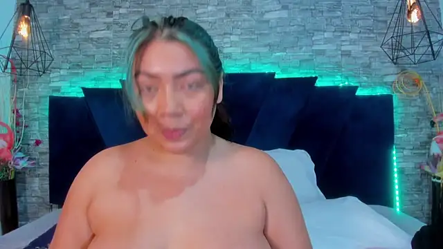 Sophia Brunett online show from April 17, 8:00 pm