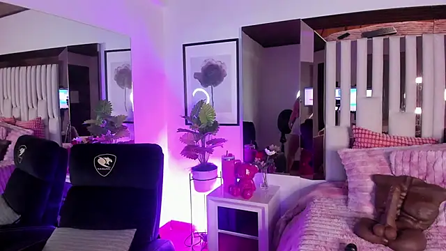 Snapshot of Cloee_Rainbow1 chatting on November 6, 11:47 am Cloee Rainbow1 online show from November 6, 11:47 am