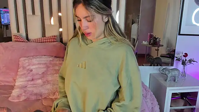 Cloee Rainbow1 online show from March 23, 12:05 pm