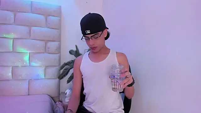 Snapshot of Philip_Millerr_ chatting on February 18, 12:28 pm Philip Millerr online show from February 18, 12:28 pm