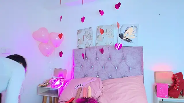 Skye Moore online show from February 18, 6:15 pm