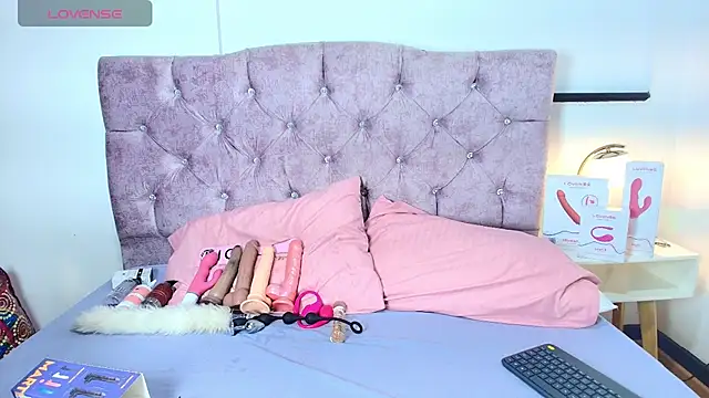 Snapshot of Skye_Moore chatting on November 5, 7:17 pm Skye Moore online show from November 5, 7:17 pm