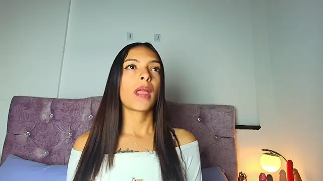 Snapshot of Skye_Moore chatting on November 12, 9:18 pm Skye Moore online show from November 12, 9:18 pm