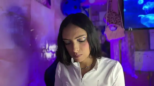Skye Moore online show from July 10, 2:11 am