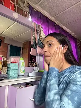 Skye Moore online show from April 7, 5:48 pm