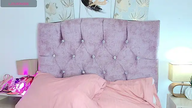 Skye Moore online show from February 6, 9:22 pm