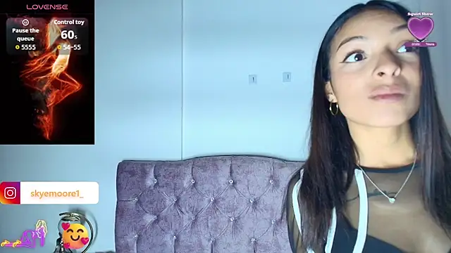 Snapshot of Skye_Moore chatting on November 4, 7:50 pm Skye Moore online show from November 4, 7:50 pm