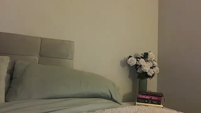 skyejde online show from November 17, 9:52 pm