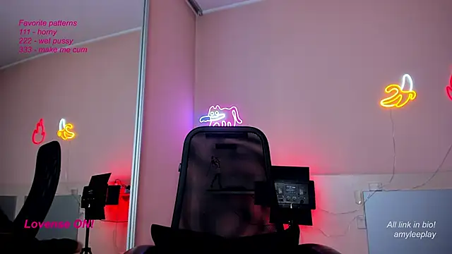 Snapshot of AmyLeeplay chatting on February 26, 7:32 pm AmyLeeplay online show from February 26, 7:32 pm