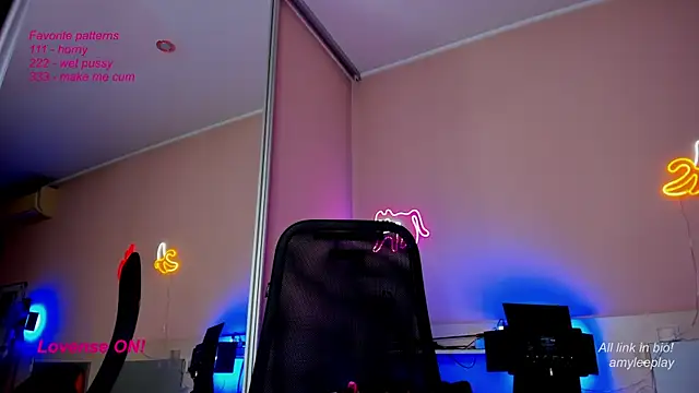 Snapshot of AmyLeeplay chatting on March 12, 9:24 pm AmyLeeplay online show from March 12, 9:24 pm