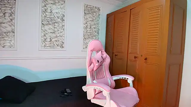 Snapshot of Danella_houston chatting on December 5, 5:44 pm Danella houston online show from December 5, 5:44 pm