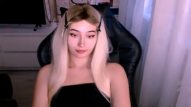 Snapshot of beauty_blonde chatting on October 16, 1:03 am beauty blonde online show from October 16, 1:03 am