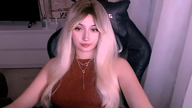 Snapshot of beauty_blonde chatting on October 22, 1:05 am beauty blonde online show from October 22, 1:05 am