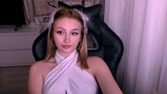 Snapshot of beauty_blonde chatting on November 2, 1:10 am beauty blonde online show from November 2, 1:10 am