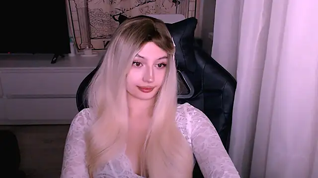 Snapshot of beauty_blonde chatting on December 1, 12:11 am beauty blonde online show from December 1, 12:11 am