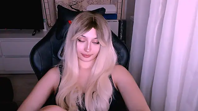 Snapshot of beauty_blonde chatting on December 1, 12:17 pm beauty blonde online show from December 1, 12:17 pm