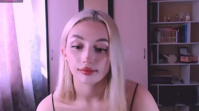 Snapshot of beauty_blonde chatting on March 3, 9:34 am beauty blonde online show from March 3, 9:34 am