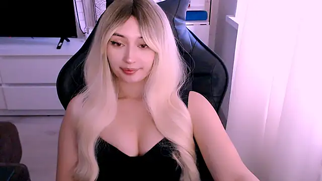 Snapshot of beauty_blonde chatting on October 17, 3:10 am beauty blonde online show from October 17, 3:10 am