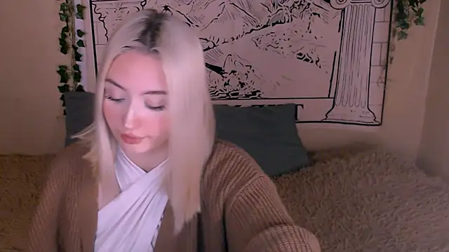 Snapshot of beauty_blonde chatting on March 18, 12:51 am beauty blonde online show from March 18, 12:51 am