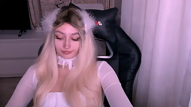 Snapshot of beauty_blonde chatting on November 10, 2:16 am beauty blonde online show from November 10, 2:16 am