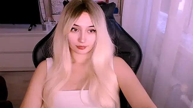 Snapshot of beauty_blonde chatting on October 19, 1:19 am beauty blonde online show from October 19, 1:19 am