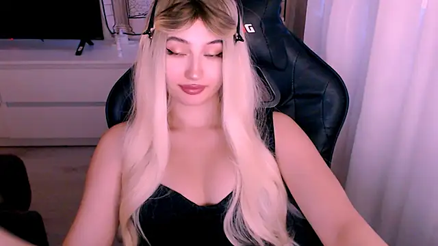 Snapshot of beauty_blonde chatting on October 13, 12:56 am beauty blonde online show from October 13, 12:56 am
