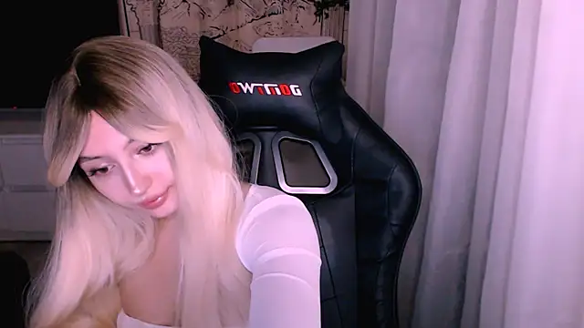 Snapshot of beauty_blonde chatting on December 3, 12:55 am beauty blonde online show from December 3, 12:55 am