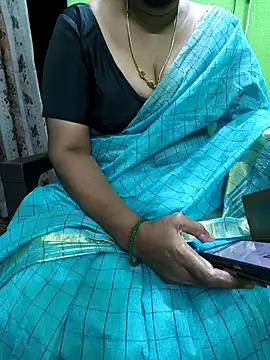 Snapshot of niiveditha chatting on October 4, 2:02 am niiveditha online show from October 4, 2:02 am