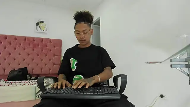 Snapshot of blackdirty420 chatting on February 17, 3:44 pm blackdirty420 online show from February 17, 3:44 pm