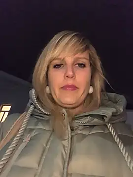 Snapshot of Sexybiene969 chatting on December 19, 4:09 pm Sexybiene969 online show from December 19, 4:09 pm