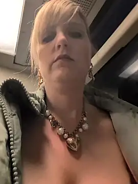 Snapshot of Sexybiene969 chatting on December 5, 3:32 pm Sexybiene969 online show from December 5, 3:32 pm