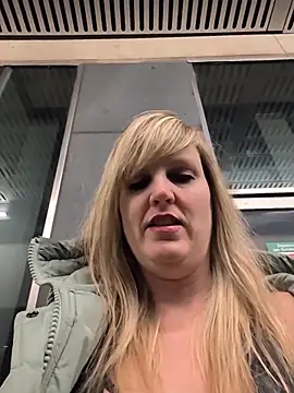 Snapshot of Sexybiene969 chatting on January 13, 5:28 pm Sexybiene969 online show from January 13, 5:28 pm