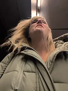 Snapshot of Sexybiene969 chatting on December 17, 5:18 pm Sexybiene969 online show from December 17, 5:18 pm