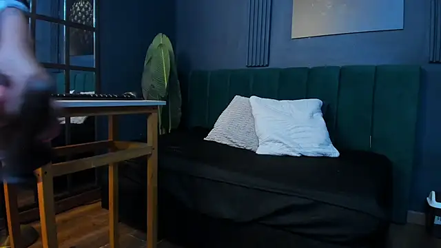 scarlet edwars online show from April 4, 6:58 pm