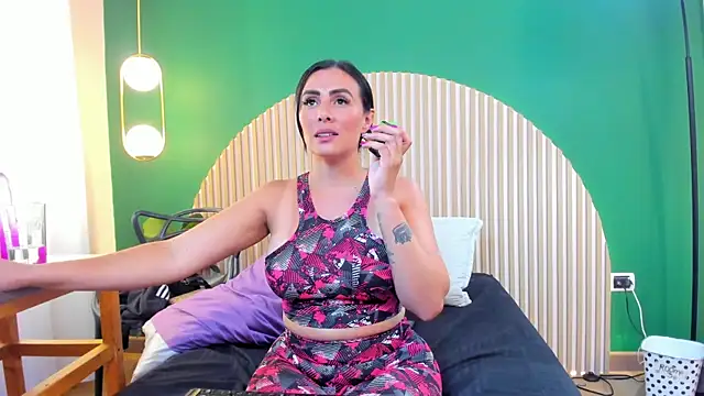 scarlet edwars online show from April 16, 9:39 pm