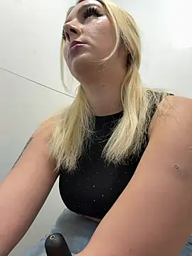 hotamanda01 online show from January 14, 8:01 pm