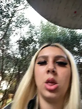 hotamanda01 online show from December 4, 1:10 pm