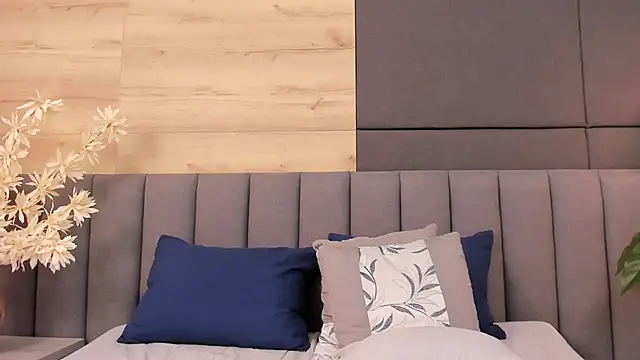 KiimCollins online show from November 15, 9:19 pm