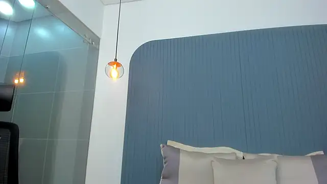 KiimCollins online show from March 18, 6:39 pm